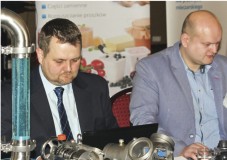 Od lewej: Michał Wołosz, Specjalista ds. Serwisu i Części Zamien-
nych oraz Maciej Majer, Inżynier ds. Sprzedaży w firmie OptiFlow