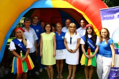 Małgorzata Wysocka, Wiceprezes ds. Handlu i Marketingu (czwarta od prawej) wraz ze współpracownikami z mleczarni Łowicz (OSM)