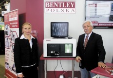 Edyta Kronberg, Kierownik Sprzedaży oraz Andrzej Ściubisz, Dyrektor w firmie Bentley Polska zaprezentowali nowe urządzenia do analizy surowca