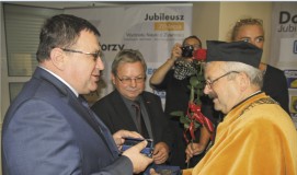 Wśród osób otrzymujących okolicznościowych medale był również Jan Wiśniewski, Wiceprezes Zarządu w Obram, Grupa Tetra Pak