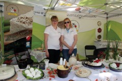 Magdalena Filipiak i Ewelina Nowak, Kierownik Produkcji z mleczarni
Międzybórz (OSM) zaprezentowały smakowitości z serów białych.