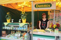 Na stoisku firmy Agro-Danmis każdy mógł poznać smak kozich produktów mleczarskich. Na zdjęciu Monika Wendlandt, Specjalista ds. Handlu i Marketingu.