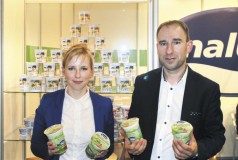 Justyna Krzyżanowska, Referent ds. Handlu i  Marcin Szczotka, Koordynator Sprzedaży w Maluta Nowy Dwór Gdański (OSM) z dumą prezentują nowy produkt: maślankę acidofilną o smaku truskawkowo-jabłkowym