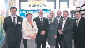 Reprezentacja Grupy Mlekovita z Prezesem Zarządu Dariuszem Sapińskim na czele na stoisku firmowym wraz z gośćmi