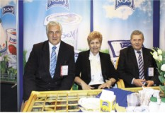od lewej: Waldemar Broś, Prezes KZSM ZR; Alina Bilińska, Pełnomocnik Zarządu/Główny Księgowy; Bolesław Gumowski, Prezes Zarządu w KeSeM (KSM)