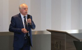 Dr inż. Jan Rybka z Instytutu Innowacji Przemysłu Mleczarskiego wygłosił
wykład o technologicznych aspektach jakości twarogów.