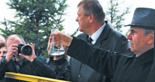 Dariusz Sapiński, Prezes Zarządu Grupy Mlekovita prezentuje czystość wody oddawanej środowisku z nowej oczyszczalni
