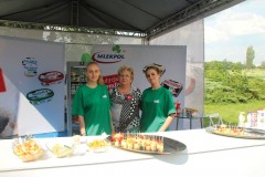 Stoisko mleczarni Mlekpol (SM): Elżbieta Suwała, Specjalista ds. Handlu (w środku) oraz hostessy.