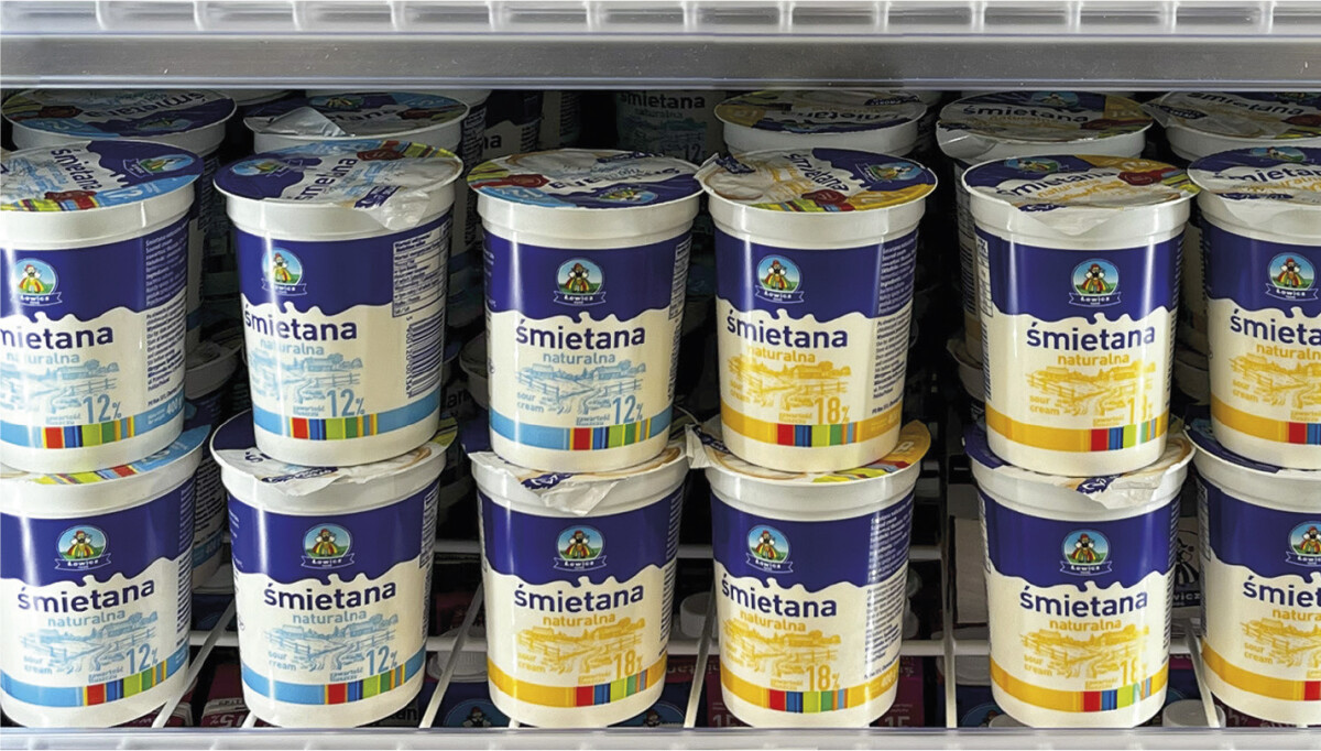 śmietany na półce sklepowej