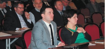 W tym roku w prezentacji Trepko skupiono się przede wszystkim na systemach pakowania zbiorczego. Przedstawiono przykłady realizacji projektów z roku 2013 bazując na trzech podstawowych filarach oferty Trepko: bezpieczeństwie (produktu jak i operatora), uniwersalności, kompleksowości (obniżaniu kosztów pakowania). Przedstawiono wysokie standardy higieniczne wykonania automatów, ich ergonomiczność i bezpieczeństwo. Realizacje roku 2013 pokazywały możliwości pakowania kostek oraz kubków na jednej maszynie, miksowania produktów oraz różnorodne systemy grupowania. Ostatnia inwestycja Trepko w ploter CNC pozwala oferować swoim klientom szybkie stworzenie optymalnego rozwiązania w zakresie tacek i kartonów przeznaczonych do pracy w systemach pakowania zbiorczego. Kompleksowa oferta Trepko, poza możliwościami produkcyjnymi całych linii pakujących, to również oferta szkoleń oraz jedyna na świecie stała ekspozycja rozwiązań pakujących w Centrum Konferencyjno Szkoleniowym Trepko w Gnieźnie. Na zdjęciu Paweł Łagoda, Dyrektor Marketingu i Sprzedaży i Agnieszka Libner, Prezes Zarządu, Dyrektor Naczelna.