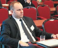 Jacek Krajewski, Business Development Manager Dairy, Food Care w Diversey Polska przedstawił system mycia i dezynfekcji powierzchni zewnętrznych EnduroPower. Jest to opatentowana technologia, która łączy skuteczność i ekonomię procesu mycia i dezynfekcji. Preparaty stosowane w tym systemie szybko się wypłukują (wielokrotnie szybciej w porównaniu z tradycyjnymi metodami mycia pianowego), co pozwala na oszczędność czasu, wody, energii i kosztów pracy. Specjalnie opracowane formuły preparatów linii EnduroPower łączące zalety piany i żelu szybko i skutecznie usuwają wszelkie zanieczyszczenia. Osobom wykonującym procesy mycia preparaty te zapewniają dłuższy kontakt z mytą powierzchnią, co zapewnia lepszą penetrację we wszelkie szczeliny oraz poprawia skuteczność rozpuszczania trudno usuwalnych zanieczyszczeń bez konieczności powtarzania procesu. 