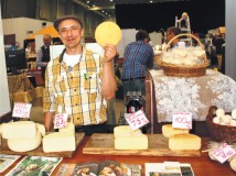 Rusłan Kozynko z ranczo Frontiera w Sorkwitach prezentuje sery pleśniowe i podpuszczkowe z mleka owczego
