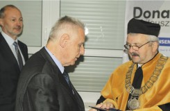 Mirosław Michnowicz, Dyrektor Zakładu Mrągowo w ADM/Wild Polska oraz Kazimierz Łoś odebrali okolicznościowe medale