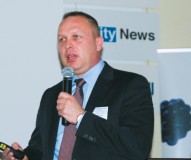 Wojciech Walesieniuk, Dyrektor Techniczny w GEA Westfalia Separator Polska wygłosił prezentację dotyczącą wirówek. Pierwsza część prezentacji skierowana była głównie do mniejszych zakładów, które posiadają jeszcze wirówki starego typu. W 1968 r Westfalia wyprodukowała pierwszą wirówkę samoczyszczącą, która w znacznym stopniu ułatwiła pracę w mleczarniach. Pomimo, że od tamtego czasu minęło 46 lat, to w Polsce wciąż możemy znaleźć wiele pracujących wirówek, które każdego dnia wymagają rozkładania i ręcznego mycia. Aby poprawić tę sytuację GEA Westfalia zaproponowała nową serię wirówek ECO, których jedną z głównych zalet jest atrakcyjna cena. Druga część prezentacji to przedstawienie technologii produkcji mleka EFL. Jest to mleko poddane niskiej obróbce termicznej oraz oczyszczone za pomocą dwóch wirówek do usuwania bakterii. Jak pokazuje praktyka z innych krajów europejskich oraz USA mleko to ma wszystkie cechy mleka pasteryzowanego oraz termin trwałości minimum 21 dni.