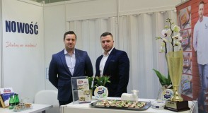 Od lewej: Marcin Burzawa, Specjalista ds. Handlu i Marketingu i Marcin Dzwonkowski, Przedstawiciel Handlowy w mleczarni Strzałkowo (SMU)