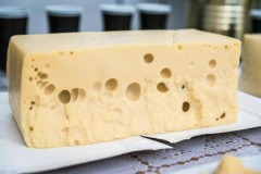 Główny surowiec w produkcji serów topionych marki Hochland: ser podpuszczkowy