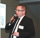 Firma Riedel Filtertechnik w swojej prezentacji zaprezentowała uczestnikom seminarium filtr workowy z innowacyjnym układem mycia CIP zintegrowanym w blachę ażurową, który spełni stawiane wymagania zapewniając optymalną higienę i bezpieczeństwo procesu. Ponadto zaprezentowano rozwiązania i wynikające z nich oszczędności dzięki zastosowaniu odzysku ciepła do ogrzania powietrza wlotowego w suszarni. Na zdjęciu Waldemar Mazur, Dyrektor Techniczno-Handlowy w Riedel Filtertechnik.