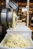 Pierwszy etap produkcji: rozdrabnianie serów twardych