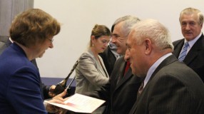 Od lewej: Krystyna Gurbiel, Podsekretarz Stanu w MRiRW; Ewa Muszalska, Pracownik KZSM (w głębi); Tadeusz Badach, Prezes Zarządu spółdzielni Krasnystaw (OSM), Marek Ciechoński, Wiceprezes ds. Produkcji i Handlu Waldemar Broś, Prezes Zarządu KZSM