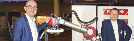Podczas swojego wystąpienia firma FlexLink Systems Polska zaprezentowała rozwiązania dotyczące automatyzacji procesów produkcji. Główny nacisk położyła na produkty ze stali nierdzewnej, zapewniające wysokie standardy higieny podczas transportu produktów mleczarskich. Uczestnicy konferencji mieli również możliwość zapoznania się z najnowszym produktem w ofercie firmy – robotem współpracującym. Na stoisku FlexLink pokazał kompaktowe stanowisko paletyzujące z robotem typu CoBo. Goście mieli okazję osobiście doświadczyć pracy ramię w ramię z robotem, charakteryzującym się brakiem ogrodzeń, kompaktowymi wymiarami, modułową i łatwą do przemieszczania konstrukcją oraz cichą pracą. Na zdjęciu Michał Pietraś, Dyrektor Sprzedaży i Patryk Betlejewski, Inżynier Sprzedaży.