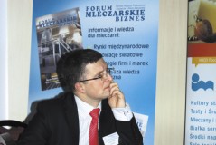 Paweł Karendys, Technical Sales & Service Manager w Tetra Pak podczas sympozjum w przerwie między rozmowami z klientami słucha kolejnych wystąpień.