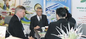 Od lewej: Wiesław Wentlandt, Specjalista ds. Marketingu i Tadeusz Dałkowski, Kierownik ds. Handlu i Marketingu w Agro-Danmis w rozmowie z kontrahentami