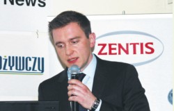 Arkadiusz Kubiński z Tetra Pak przedstawił warianty rozbudowy linii jogurtowej. Efektywne mieszanie z Tetra Almix zapewnia powtarzalność produkcji, równomierną dyspersję i optymalne uwodnienie, efektywną emulsyfikację i elastyczną produkcję. Kolejny zaprezentowany element linii produkcyjnej to odgazowywacz Tetra Alrox Lacta, który poprawia stabilność, lepkość, poprawia ilość bakterii jogurtowych i skraca czas fermentacji. 
Innym pokazanym fachowcom z mleczarni komponentem były płytowe wymienniki ciepła Tetra Plex C, gdzie płyta została wydłużona i zwężona, pomniejszono porty i zagwarantowano lepszą dystrybucję produktu. Kolejny element to homogenizator Tetra Alex dedykowany do produktów o niskiej i wysokiej lepkości, której głowica homogenizująca pozwala zmniejszyć zużycie energii o 30% przy produkcji mleka pasteryzowanego. Odwracalny dysk forcera umożliwia wydłużenie czasu życia dwukrotnie. Inne jego zalety to: łatwy dostęp serwisanta, brak potrzeby rozłączania wody, prosta budowa prowadnicy tłoków, szybki serwis zaworów, duże okno, które umożliwia inspekcję podczas pracy.