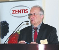 Prof. dr hab. inż. Zygmunt Zander wita uczestników Sympozjum