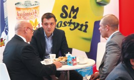 Targi to okazja do spotkań z kontrahentami z grona dostawców opakowań i linii pakujących oraz rozeznania planów inwestycyjnych mleczarni. Na zdjęciu: Zbigniew Łukasik, Kierownik Działu Marketingu w mleczarni Gostyń (SM) oraz Piotr Leowski, Manager Market Unit  i Grzegorz Dąbrowski, Project Manager - Sprzedaż i Marketing w Elopak