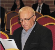 Marek Ciechoński, Wiceprezes ds. Produkcji i Handlu w mleczarni Krasnystaw (OSM) studiuje uważnie materiały konferencyjne