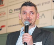 Adam Kowalka, Product Manager w Grundfos przedstawił rozwiązania z zakresu sterowania i monitoringu w instalacjach pompowych. Czas zwrotu kosztów zakupu to już tylko 2 lata. Zdaniem przedstawiciela Grundfos większość pomp zużywa więcej energii niż rzeczywiście jej potrzebują, albowiem nie są wykonane z zoptymalizowanych materiałów. Zdaniem prelegenta stal nierdzewna i wysokiej jakości żeliwo zapewniają idealną chropowatość i w efekcie lepszą sprawność silników. Grundfos projektuje i produkuje silniki oraz przetwornice specjalnie stworzone do współpracy z pompami. Dla przykładu Grundfos blueflux zapewnia niskie koszy LCC, mniejszy wpływ na środowisko, niższe koszty eksploatacji, nadrzędny układ sterowania i dłuższy czas pracy.
