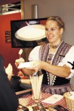 Hostessy na stoisku Szwajacarii częstowały gości gorącym fondue