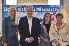 Od lewej: Dyrektor ds. Handlu i Marketingu Kazimiera Zenona Molenda i Dyrektor Marketingu Adrianna Sapińska z Grupy Mlekovita z Menedżerem Pionu Handlowego Piotrem Kudryckim i Menedżer Kategorii Nabiał Martą Woronko z Makro Cash&Carry Polska