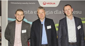 W konferencji Techmilk 2017 czynny udział wzięli przedstawiciele Veolia Industry Polska. Pierwszego dnia wykładów zaprezentowano ofertę firmy, przedstawiając dotychczasową owocną współpracę w zakresie zarządzania gospodarką cieplną w Włoszczowa (OSM). Ponadto zapoznano słuchaczy z innowacyjną technologią wykorzystania „krowiej wody” w zakładach mleczarskich.  Od lewej: Wojciech Prochaska, Specjalista ds. Rozwoju Rynku; Andrzej Szymanek, Prezes Zarządu/Dyrektor Generalny oraz Mikołaj Gajsler, Dyrektor Handlowy.