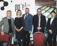 Od lewej: Paweł Pietraszek, Dyrektor ds. Technologii; Justyna Dziewota-Jabłońska, Key Account Manger; Mirosław Labocha, Regionalny Szef Sprzedaży; uczestnik targów oraz Wojciech Pietraszek, Prezes Zarządu w firmie PP-EKO