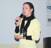 Sandra Spinkiewicz, Właścicielka firmy Spinex zaprezentowała zalety zaworów dwugniazdowych: bezpieczeństwo procesu, przejrzystość linii produkcyjnych, elastyczność produkcji, szybkie przełączanie produktów. Zawory Pentair wyróżnia korpus z pełnego materiału, dożywotnia gwarancja, prosta i szybka obsługa, różnorodność wykonań dopasowanych. Do tego dochodzą: nowe rozwiązania napędów, idealna współpraca z głowicą sterującą, nowe rozwiązanie uszczelnień, możliwość pracy przy wyższych ciśnieniach. Sandra Spinkiewicz przedstawiła także nowe uszczelnienia promieniowe o specjalnym kształcie z kompensacją pęcznienia (dwukrotnie lepsze właściwości niż w przypadku o-ringów).