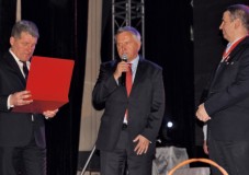 Przedstawiciele najwyższych władz składają życzenia oraz gratulacje twórcy pozycji rynkowej Grupy Mlekovita, Dariuszowi Sapińskiemu