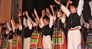Jubileusz uświetniali m.in. Nina Nowak, solistka Teatru Narodowego w Warszawie, jedna z czołowych i najwybitniejszych polskich śpiewaczek i dziecięcy Ludowy Zespół Pieśni i Tańca Mazowia