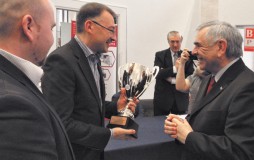 Tadeusz Badach, Prezes Zarządu spółdzielni Krasnystaw (OSM) odbiera statuetkę 
z rąk Macieja Stępnia