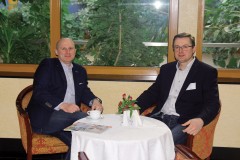 Od lewej: Piotr Kandyba i Piotr Zdybel z firmy Diversey Polska podczas popołudniowej rozmowy.