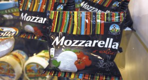 Targi Polagra-Food 2011 stały się okazją do bliższej prezentacji nowości z mleczarni Łowicz (OSM). Na zdjęciu Mozzarella w barwach ludowych