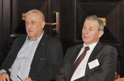 Od lewej: Marek Ciechoński, Wiceprezes ds. Produkcji i Handlu w mleczarni Krasnystaw (OSM) oraz Tadeusz Proczek, Prezes Zarządu w mleczarni Grodzisk Maz. (OSM)