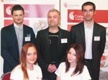 Aleksander Fiegler, Dyrektor Działu Handlowego; Michał Folek, Dyrektor ds. Sprzedaży/Sektor Polska; Krzysztof Bojdoł, Dyrektor Generalny Działu Handlowego w Constantia ColorCap wraz z hostessami
