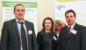 Podczas sympozjum firma Azelis Food & Health zaprezentowała klientom wymierne korzyści, jakie mogą oni osiągnąć na każdym etapie współpracy począwszy od innowacyjnych surowców po wspólne wypracowywanie koncepcji nowych produktów. Główne trendy jakie są obserwowane w produktach mlecznych to: czysta etykieta (propozycje rozwiązań bez E), zapotrzebowanie na produkty o zróżnicowanej teksturze, postrzegane jako delikatesowe, dające konsumentom przyjemność spożywania (delikatność, kremistość) Azelis szczególnie poleca rozwiązania tekstualne firmy Ingredion – producenta funkcjonalnych skrobi natywnych i pochodnych skrobiowych oraz funkcjonalne skrobie natywne Novation. Te ostatnie powstają na drodze modyfikacji fizycznych wg opatentowanej technologii pozwalającej na zachowanie „czystej etykiety”. Pozwala ona zachować odporność na proces technologiczny i stabilność podczas przechowywania produktów gotowych. Oprócz podstawowej roli z jaką kojarzone są skrobie, czyli zagęszczania produktów, skrobie w znaczący sposób wpływają na kształtowanie różnorodnych tekstur jak: kremowa, krajalna, drobnoziarnista, gładka, połyskliwa, lepka, szklista, smarowalna. Dodajmy, że dziś, świadomy konsument oczekuje żywności atrakcyjnej pod względem smaku, zapachu i konsystencji, o krótkim znanym składzie surowcowym i w atrakcyjnej cenie. 