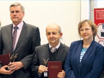 Od lewej: Tadeusz Malczyk, Wiceprezes Zarządu w mleczarni Koło (OSM); Waldemar Skibiński, Prezes Zarządu spółdzielni Bieluch (SM) i Krystyna Gurbiel, Podsekretarz Stanu 
w MRiRW
