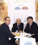 Na stoisku firmy Mlekoma spotkaliśmy (od lewej) Arnolda Bosa, przedstawiciela firmy DP Supply; Lecha Bryszewskiego z firmy Lacteco oraz Zbigniewa Gąsiora właściciela firmy Mlekoma
