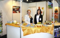 od lewej: Teresa Pasiut, Kierownik Działu Obsługi Odbiorców; Joanna Skoczeń, Referent ds. Sprzedaży w KaMos (SM)