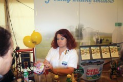 Wielu odwiedzających Festiwal z zainteresowaniem pytało o skład produktów mleczarskich. Na zdjęciu: Agata Szczuchniak, Specjalista ds. Marketingu w Krasnystaw (OSM).