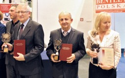 Od lewej: Rafał Amroży, Kierownik Działu Handlu; Edward Grzędziński, Prezes Zarządu spółdzielni Rospuda (SM) w Filipowie; Waldemar Skibiński, Prezes Zarządu spółdzielni Bieluch (SM) i Barbara Szczerba, Prezes Zarząu spółdzielni Międzybórz (OSM)