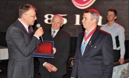 Maciej Stępień, Prezes Związku Pracodawców, Eksporterów i Importerów Produktów Mleczarskich wręcza wyróżnienie Prezesowi Dariuszowi Sapińskiemu